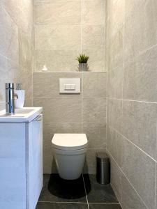 Appartements L'apart'83 - T2 classe 5 etoiles - Belle vue sur la baie du Lazaret : photos des chambres