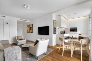 WHome Urban Retreat: Downtown Luxury, Parking, AC & Elevator