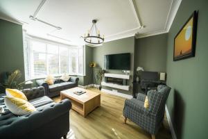 Highgate Beach House - Great for family stays and contractors