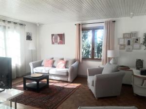 Chalets Chalet et piscine au calme : photos des chambres