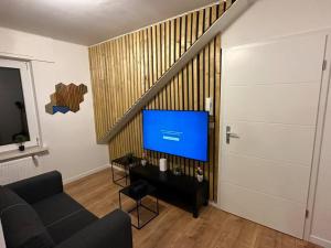 Amazing Hyper Central Flat- Esch