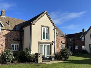 A Wave From It- Part of the The Bay Filey Holiday Village with pool, gym and direct beach access, pub, restaurant, tennis and meadows walks