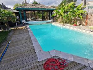 Villas Demeure pierre secteur St Emilion 9 couchages piscine chauffee et jacuzzi 6p : photos des chambres