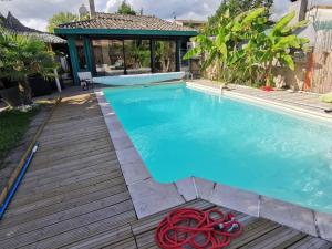 Villas Demeure pierre secteur St Emilion 9 couchages piscine chauffee et jacuzzi 6p : photos des chambres