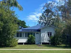 Original Surf Cottage in heart of Pottsville Beach - Pottsville