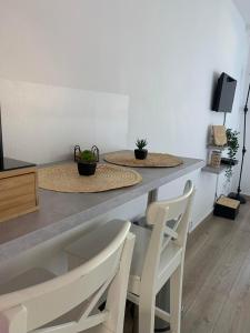 Appartements Studio avec Terrasse - Piscine - WIFI & Parking GRATUIT : photos des chambres