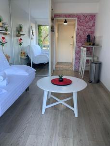 Appartements Studio avec Terrasse - Piscine - WIFI & Parking GRATUIT : photos des chambres