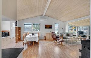 3 Bedroom Beautiful Home In Højslev