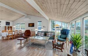 3 Bedroom Beautiful Home In Højslev