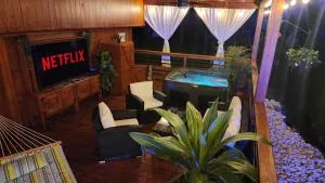 Palm's Luxury Suite with Private Jacuzzi - El Espino