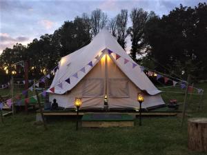 Maisons de vacances Twin Emperor Tent in Le Vieux Cerier Charente : photos des chambres