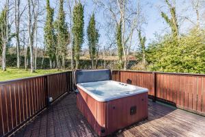 Birch Lodge 19 with Hot Tub