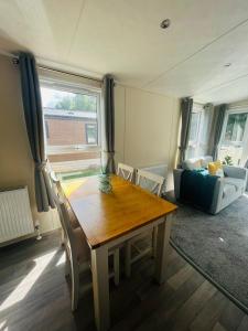 Dakota Lodge with Hot Tub