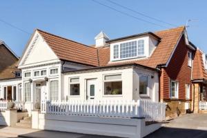May Cottage - Heart of Vibrant Village & 10 mins Walk to Beach