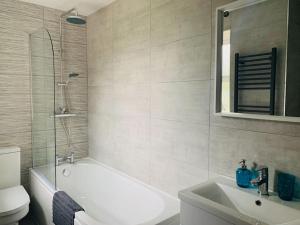 May Cottage - Heart of Vibrant Village & 10 mins Walk to Beach