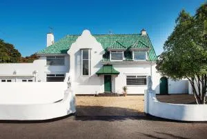 Art Deco Coastal Apartment with Private Garden - Kingsgate