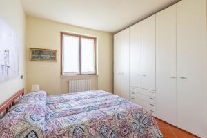 HOST4U - MARGE Beautiful Apartment with Pool and Private Parking in Padenghe del Garda