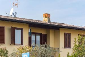 HOST4U - MARGE Beautiful Apartment with Pool and Private Parking in Padenghe del Garda