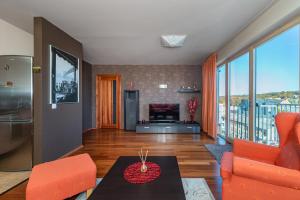 Panoramic city centre apartment by Polo Apartments