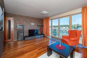 Panoramic city centre apartment by Polo Apartments