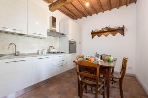GuestHost - Charming Cottage with Pool & Parking