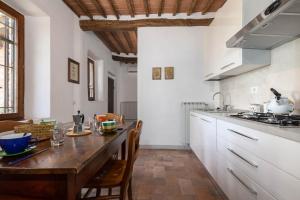 GuestHost - Charming Cottage with Pool & Parking