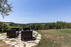 GuestHost - Charming Cottage with Pool & Parking