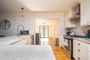 4BR3BA Luxurious Decatur Home w Patio & Backyard