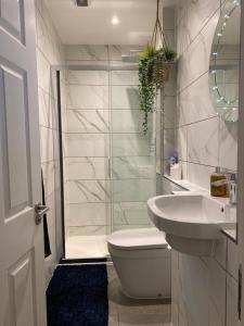 Contemporary Residence by Salt Life with free parking