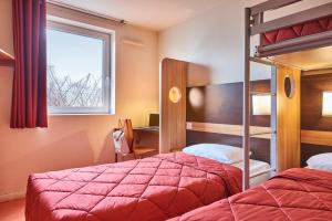 Hotels Premiere Classe Le Mans Ouest Universite : Chambre Quadruple avec 1 Lit Double et 2 Lits Simples