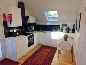 Blue Hills Luxury Apartment, Bay Front with Parking