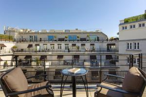 Hotels Prince de Galles, un hotel Luxury Collection, Paris : Suite 1 Chambre Lit King-Size Mosaïque avec Canapé-Lit et Terrasse