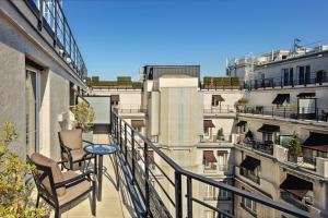 Hotels Prince de Galles, un hotel Luxury Collection, Paris : Chambre Lit King-Size Deluxe Art Déco avec Balcon - Vue sur Cour