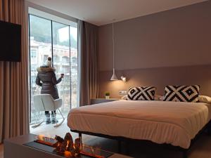 King Suite with Balcony room in Hotel Marrodan