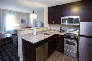 Standard King Room with Roll-in Shower - Mobility Accessible room in TownePlace Suites by Marriott Southern Pines Aberdeen