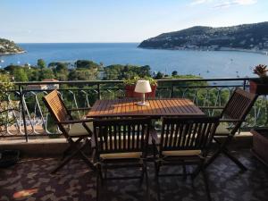 Vintage flat on Villefranche bay - free car park