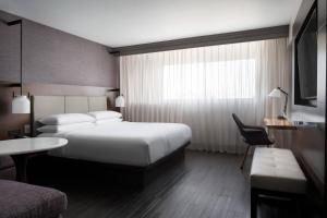 Executive Level King Room, Guest room, 1 King, High floor room in Visalia Marriott at the Convention Center