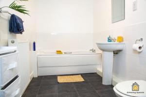 LARGE UNIQUE 2 BEDROOM DUPLEX APARTMENT WITH PRIVATE PARKING & FREE WIFI - VAT QUALIFYING BY AMAZING SPACES RELOCATIONS Ltd