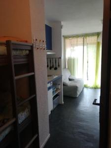 Superbe studio dans résidence avec piscine sans chambre mais couchage salle et lit superposé dans lentrée