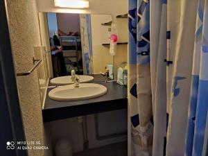 Superbe studio dans résidence avec piscine sans chambre mais couchage salle et lit superposé dans lentrée