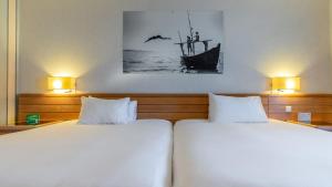 Hotels Holiday Inn Nice - Port St Laurent, an IHG Hotel : Chambre Standard 2 Lits Doubles - Vue sur Montagne et Ville