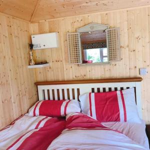 Cosy Private Cabin with parking in good location