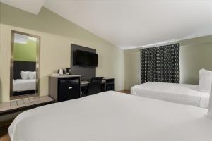 Queen Room with Two Queen Beds - Smoking room in Columbus inn and Suites