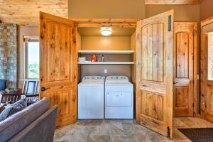 28 Mi to Yosemite Lovely Mtn Cottage with Deck!