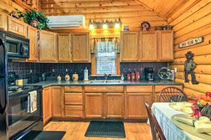 Porch and Fire Pit Rustic Log Cabin in Smokies!