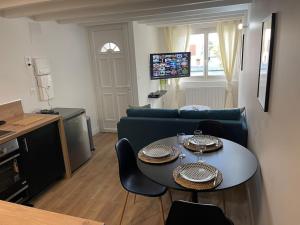 Appartements Le p tit Marin proche marche central et gare SNCF- wifi haut debit - : photos des chambres