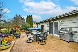 Lynnwood Home Private Hot Tub, Fire Table and Grill - 林伍德