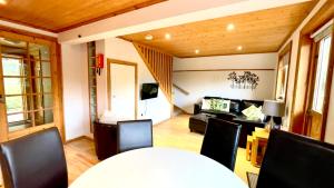 Spacious Primrose Lodge for 6 with Hot Tub at a Spa Resort