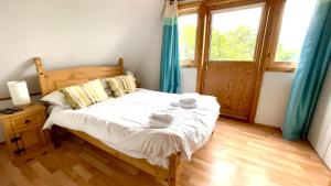 Spacious Primrose Lodge for 6 with Hot Tub at a Spa Resort