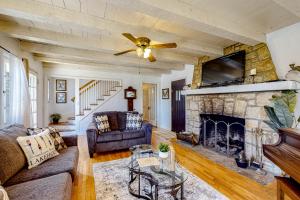 Vintage Village Walk Cottage